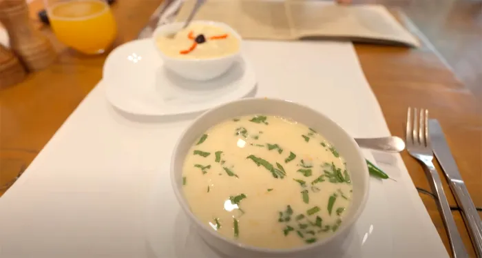 Cât a plătit acest bucureștean pentru o ciorbă, în restaurantul lui Mircea Dinescu din Centrul Vechi
