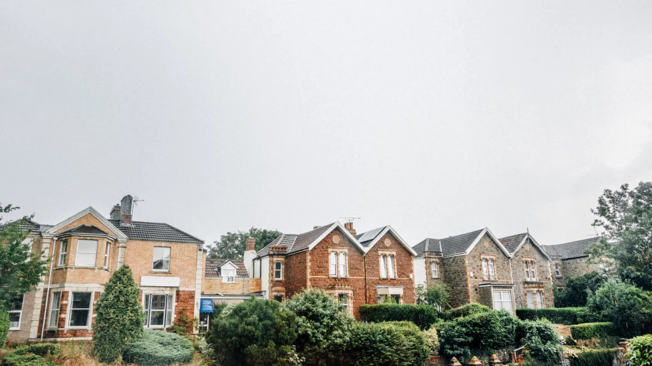 Toaletă publică din Marea Britanie, transformată în casă de lux. Suma impresionantă pentru care se vinde locuința