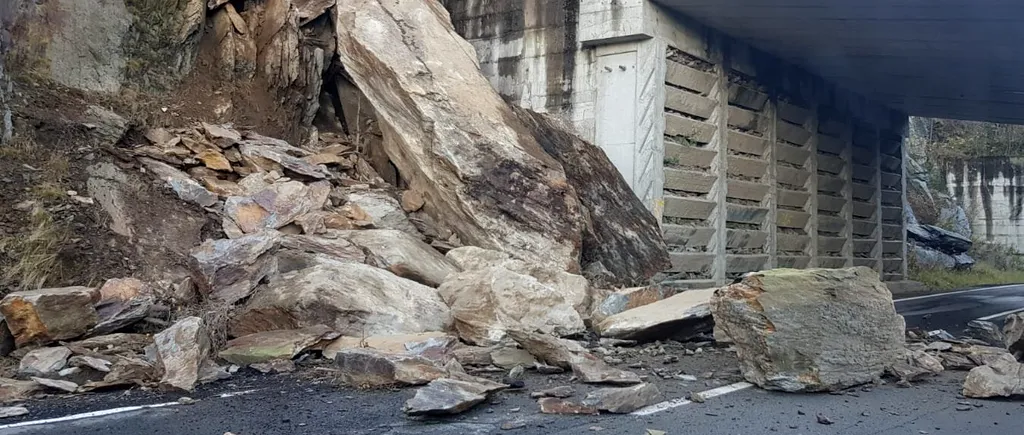 Căderi de pietre de pe versanți, pe Transfăgărășan. Drumarii au curățat zona într-o oră