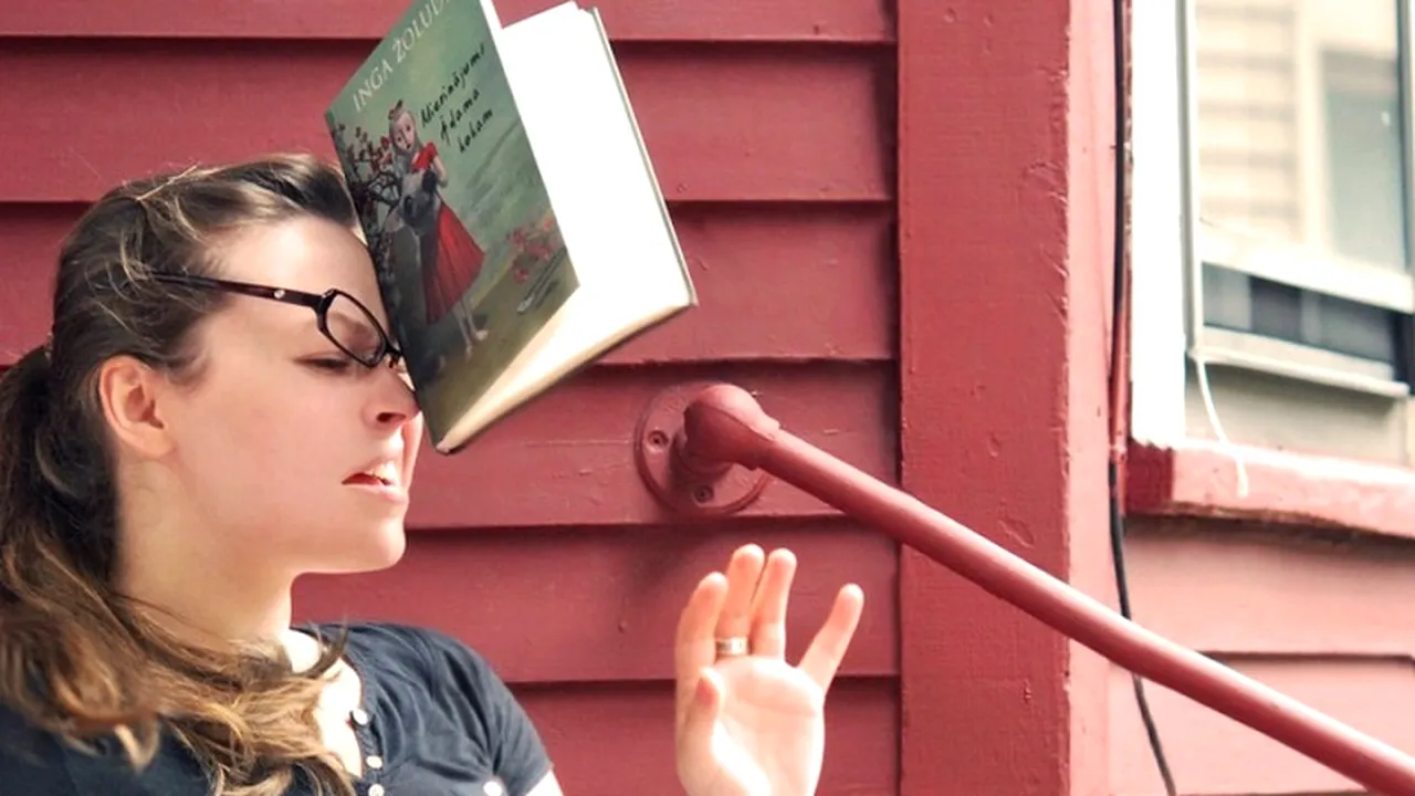 Unul din cinci adolescenți se simte rușinat dacă este văzut citind o carte