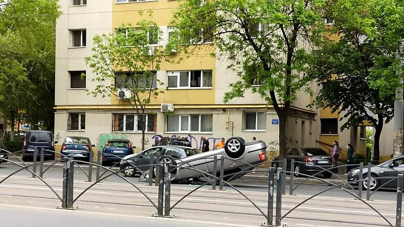 Mașină răsturnată pe Șoseaua Colentina, după impactul cu un alt autoturism. Traficul auto în zona accidentului a fost deviat (FOTO)