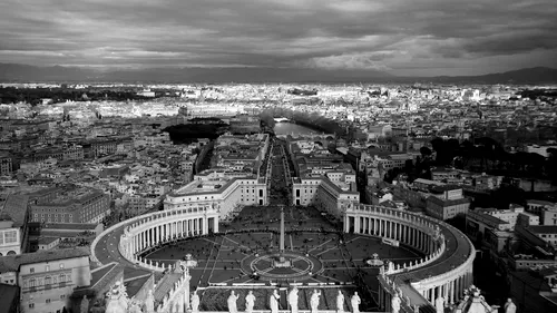 Spălare de bani la Vatican. 10 persoane, inclusiv un cardinal, vor fi judecate pentru infracţiuni financiare