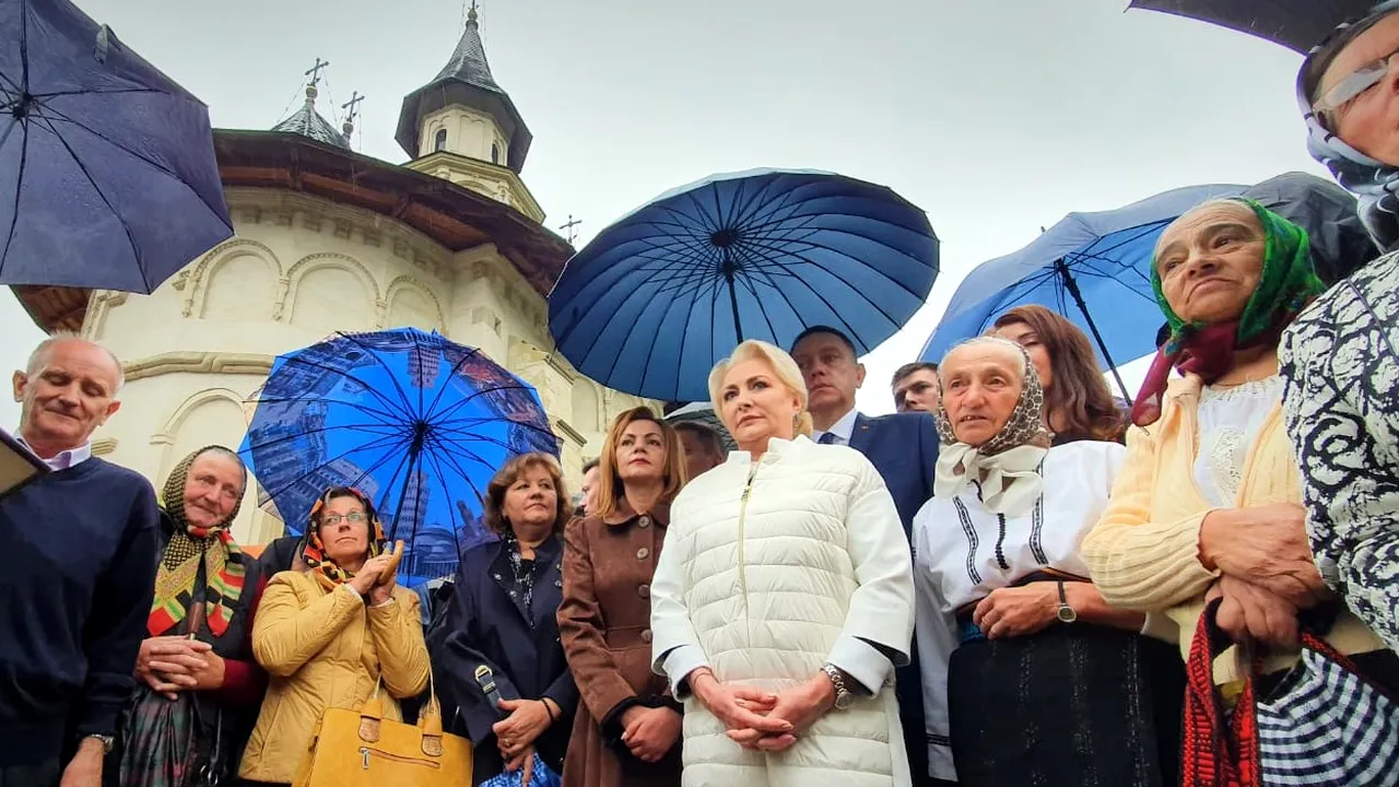 Dăncilă a fost prezentă la Mănăstirea Putna de sărbătoarea Adormirii Maicii Domnului - FOTO