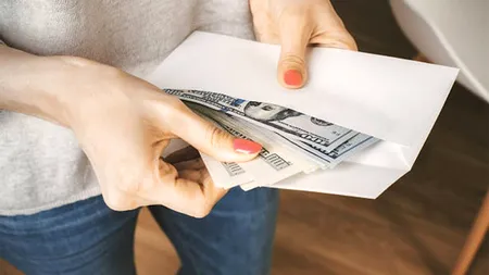 Aflată la muncă în Portugalia, o româncă i-a trimis 2.500 de euro tatălui ei din Maramureș. Ce a aflat femeia a doua zi