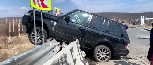 Accident spectaculos la ieșirea de pe A1, lângă Pitești. Un SUV a rămas suspendat pe un parapet din beton (VIDEO)