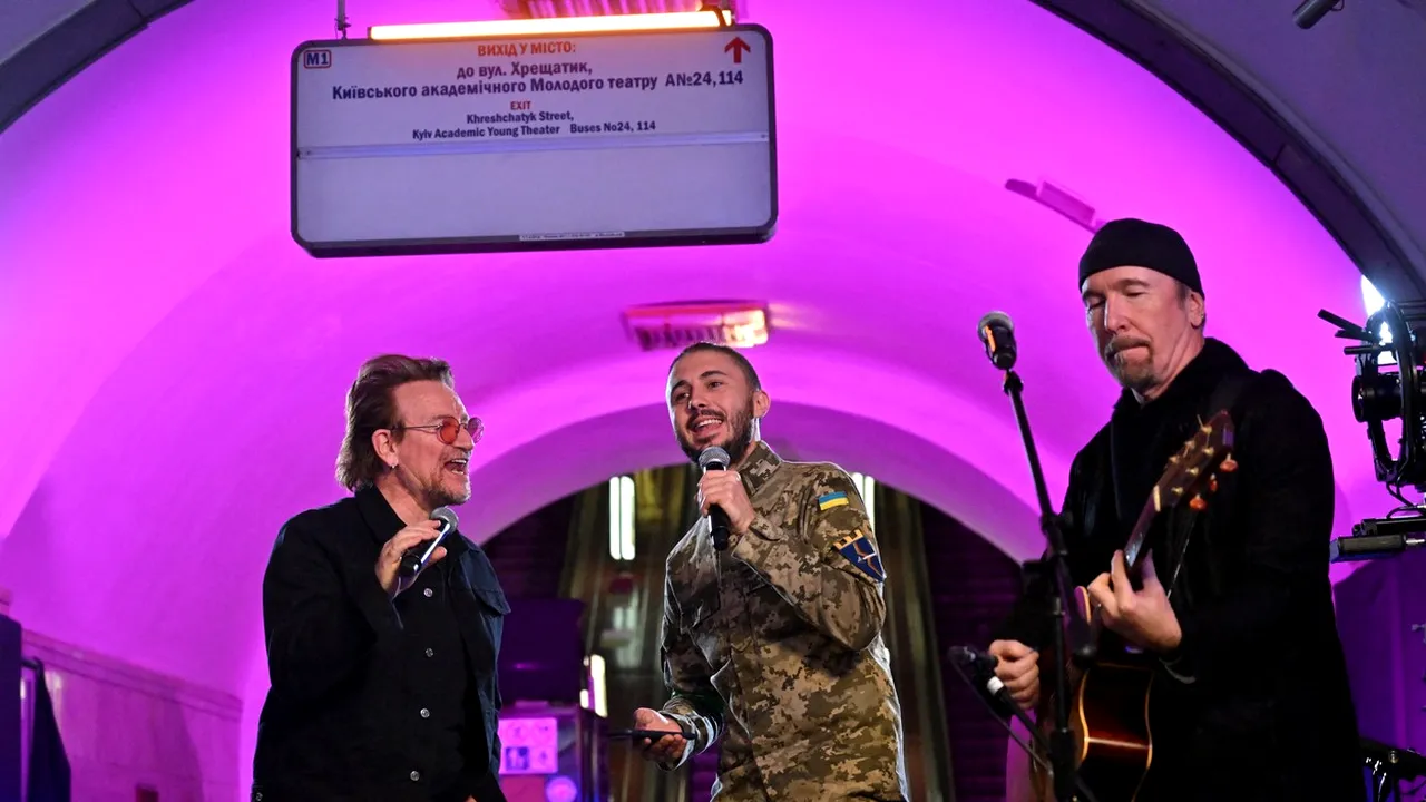 Bono, concert-surpriză la metroul din Kiev. Artistul a răspuns invitației președintelui Volodimir Zelenski (FOTO, VIDEO)