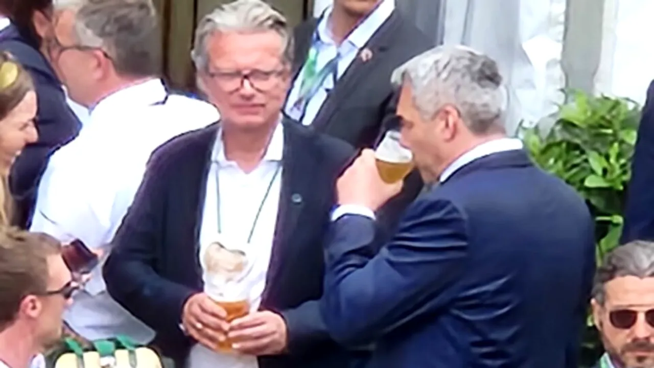 IMAGINI EXCLUSIVE. „Dușmanul” României și-a scos cravata și a băut bere la draft fără să mai țină cont de protocol