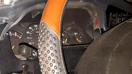 Caz neobișnuit la Craiova. Obiectul misterios căzut din cer, care s-a oprit în parbrizul unei mașini. „Ce pare la prima vedere nu pot să vă spun. Este periculos