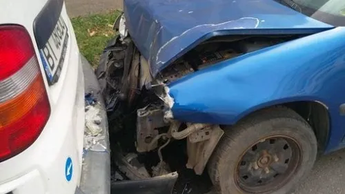 Un șofer din Botoșani a vrut să evite un câine, dar a lovit cinci mașini