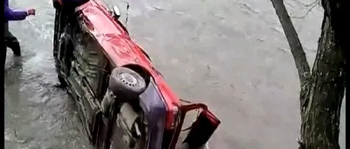 S-a suit băut la volan și a căzut într-un râu: toți  cei din mașină au ajuns la spital