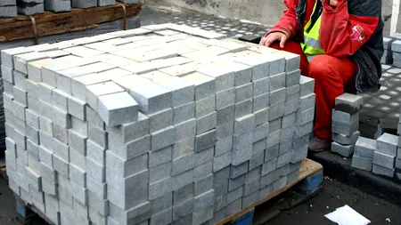 Primarul și funcționarii unei comune pun pavele pe străzi pentru că primăria nu are bani să plătească muncitori