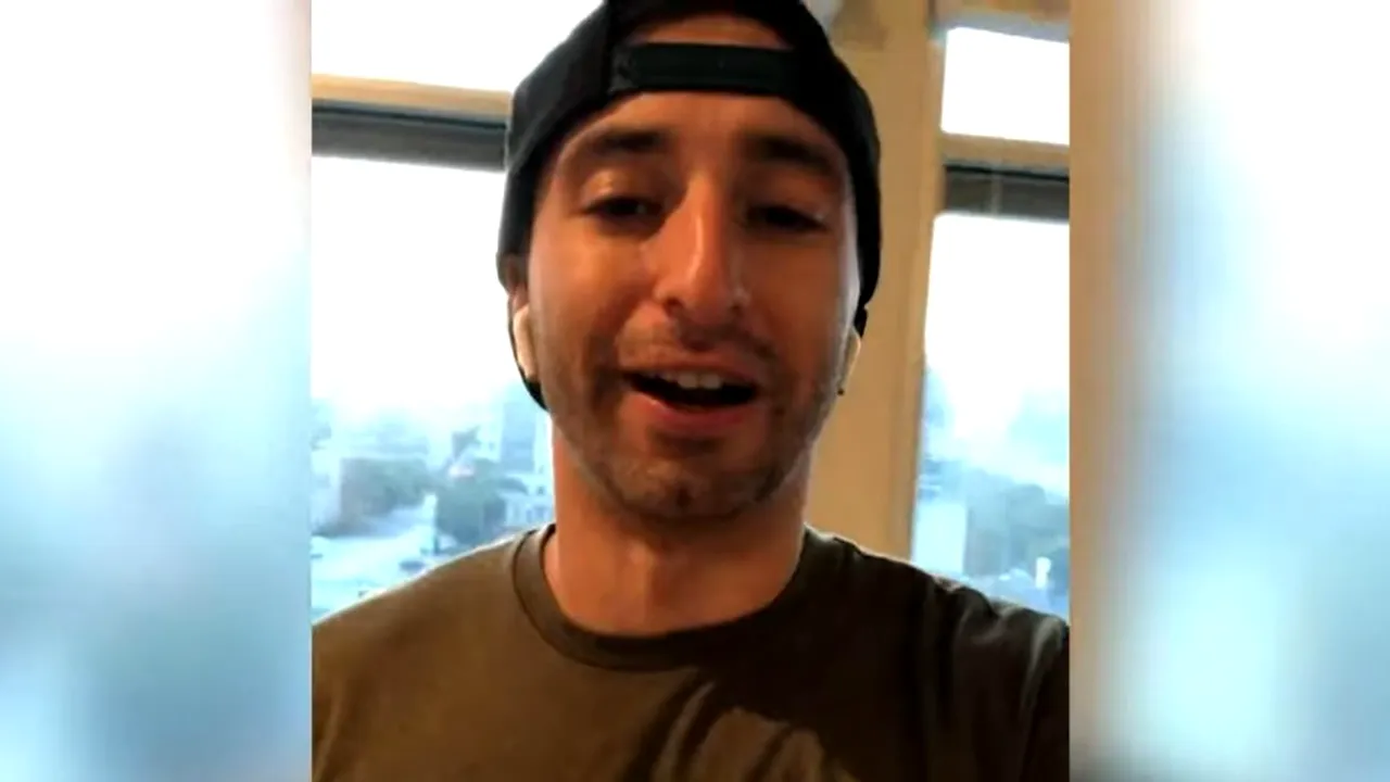 Experiment: un tânăr s-a transformat într-un om al străzii pentru a demonstra că poate deveni milionar într-un an. Câți bani a câștigat în 10 luni