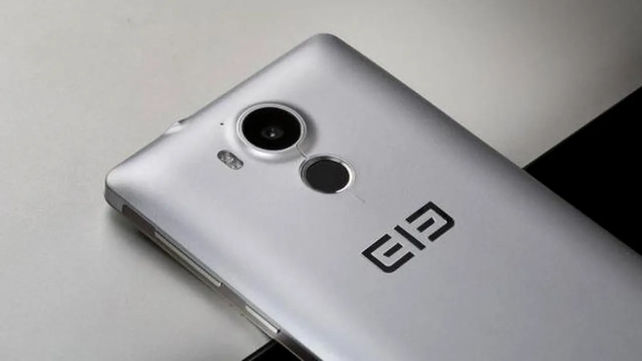 O companie chineză lansează un smartphone vârf de gamă cu Windows 10 Mobile înaintea Microsoft