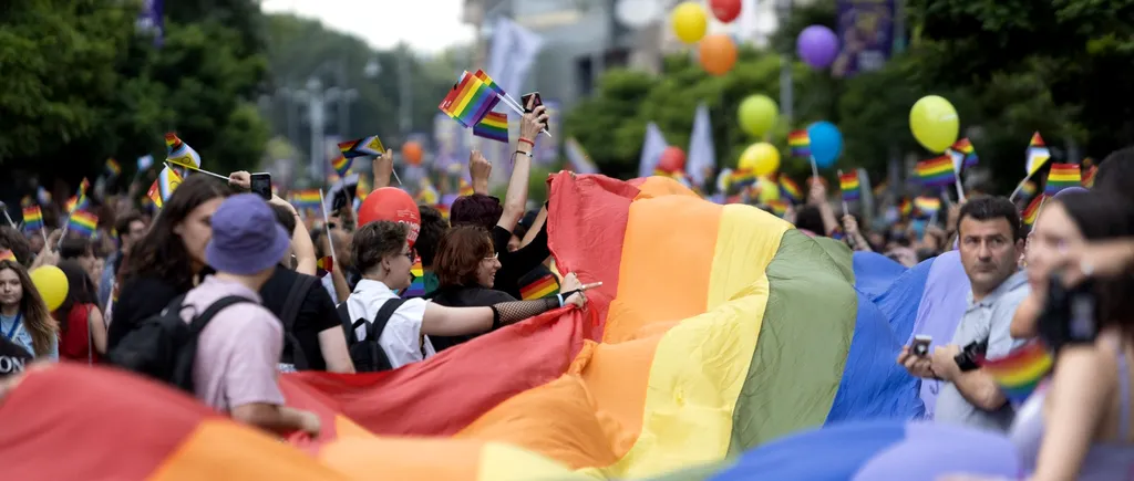 GALERIE FOTO/ Peste 10.000 de persoane la Bucharest Pride 2022. Noua Dreaptă a organizat o contramanifestație