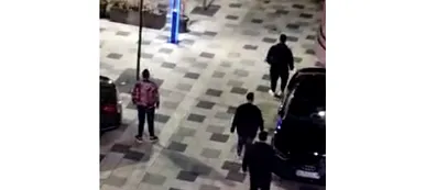 VIDEO. Scandal monstru în Capitală: Mai mulți interlopi s-au luat la bătaie în plină stradă. Au folosit arme albe și cuțite și au blocat traficul