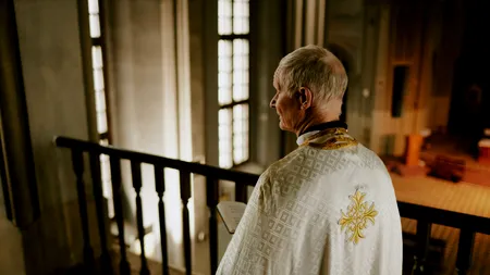 Preot din Italia, ACUZAT că a luat sute de mii de euro de la enoriași pentru a-i cumpăra amantei case și mașină