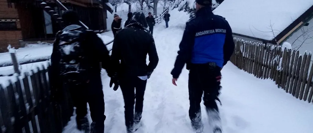 VIDEO: Trei turiști din București au rămas înzăpeziți cu mașina la Piatra Arsă! Au fost salvați de jandarmii montani