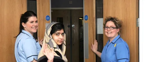 Malala Yousafzai, adolescenta împușcată în cap de talibani, a ieșit din spital