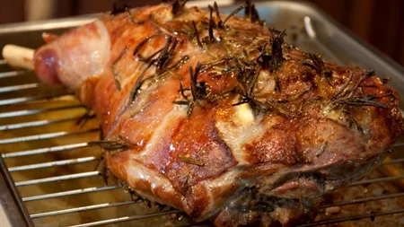 Avertismentul DSVSA: Carne de câine vândută drept carne de miel / La ce trebuie să fie atenți românii, când cumpără carne pentru masa de Paște