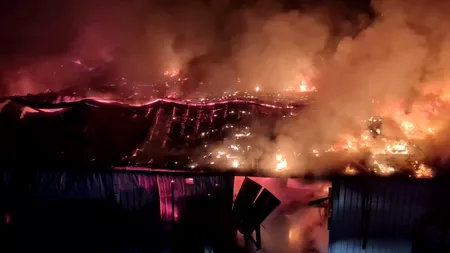 FOTO - VIDEO | Incendiu violent la o fabrică din Mizil. Doi pompieri au ajuns la spital, cu arsuri pe față