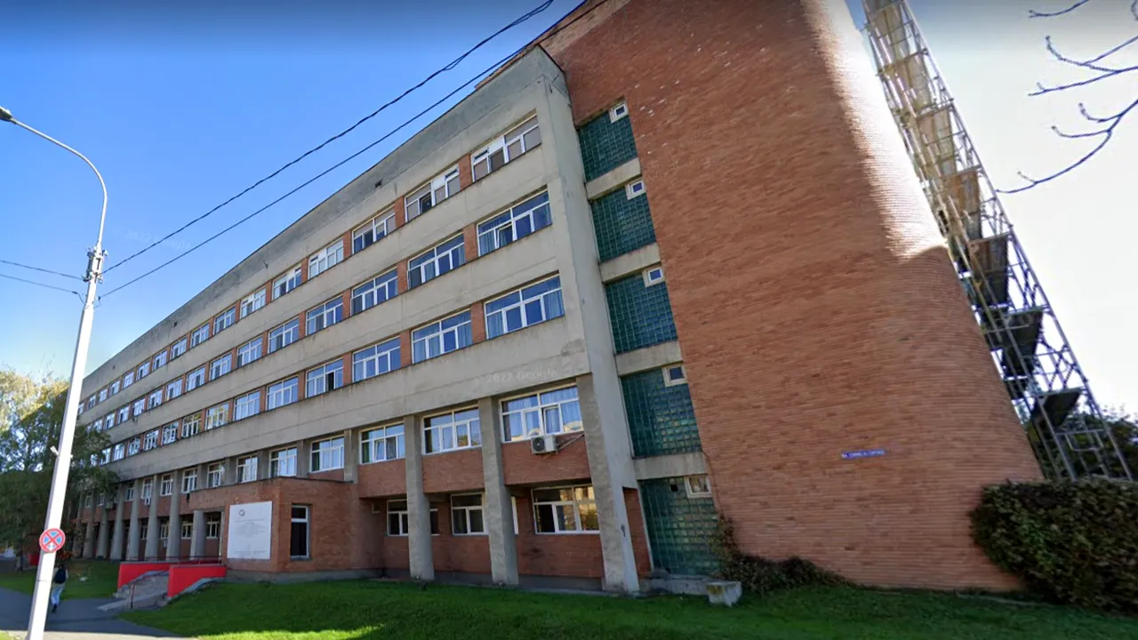 Un pacient al Spitalului de Urgență Sibiu a căzut de la etaj și nimeni nu știe cum s-a întâmplat tragedia. Nici poliția nu a fost anunțată