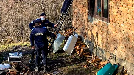 Jandarmii din Cluj au strâns bani și au cumpărat panouri solare pentru o familie izolată din munți