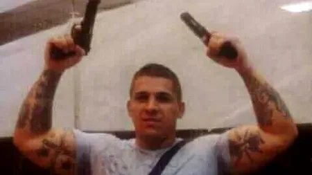 Interlopii sfidează Poliția la două săptămâni după moartea lui Emi Pian. Defilează pe Facebook cu arme albe și pistoale