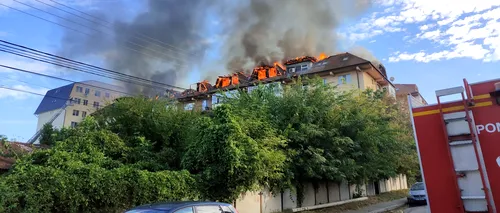 UPDATE | FOTO-VIDEO. Incendiu puternic în Craiova. Au ars 26 de mansarde / O persoană a suferit arsuri, iar alte trei au avut atacuri de panică