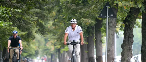 8 ȘTIRI DE LA ORA 8. Klaus Iohannis face, joi dimineață, o plimbare cu bicicleta prin Capitală