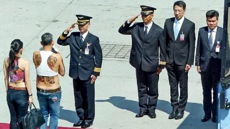 Prințul Thailandei, cu buricul și tatuajele la vedere în timpul unei vizite oficiale în Germania