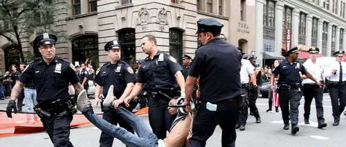 1 Mai în SUA. Polițiști răniți la protestele violente din Washington