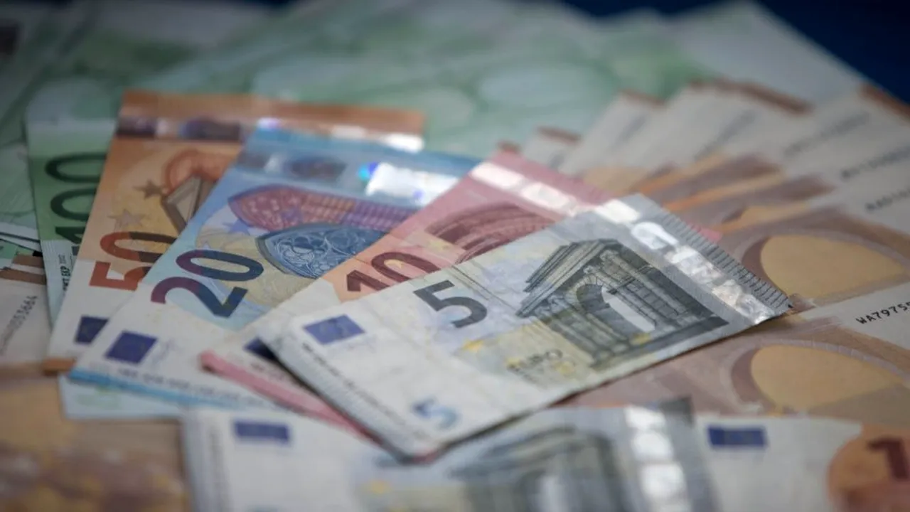 Ratele la bancă ar putea CREȘTE pentru toți românii, pentru că în acest an moneda euro poate să depășească pragul de 5 lei în acest an
