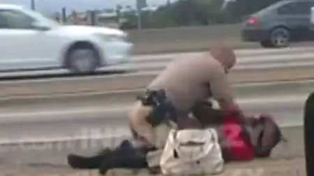 Un polițist din California a lovit cu bestialitate o femeie. Ce i-a stârnit furia