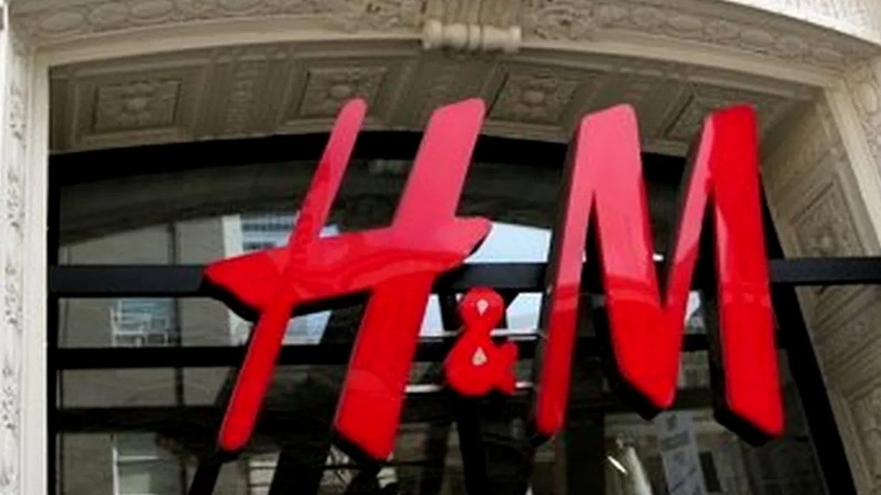 Compania H&M, acuzată că a copiat modele de ținute de la Balenciaga, Celine și Kenzo