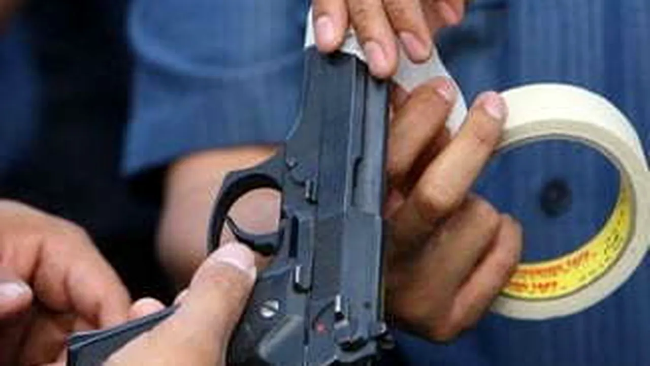 Un parlamentar o ceartă pe Carmen Dan: Poliția nu poate fi profesionistă cu pistoale Carpați din 1974