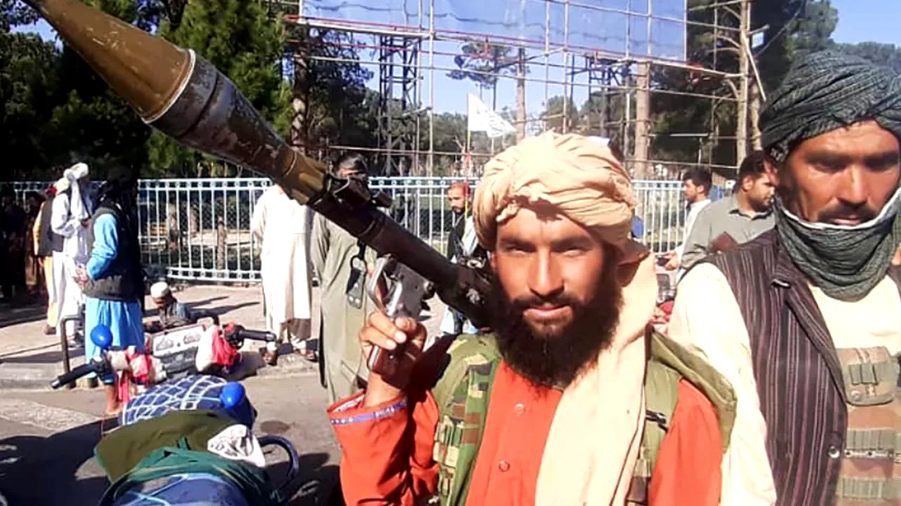 Post de radio capturat de talibani. Ce programe difuzează stația din Kandahar, rebotezată ”Voice of Sharia”