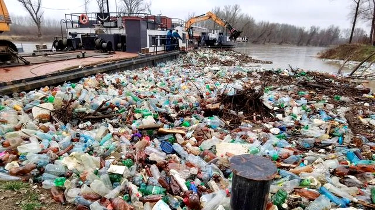 Autoritățile din Ungaria acuză România și Ucraina că trimit „covoare” de deşeuri de plastic pe Tisa şi Someş. „70 de sticle goale ajung în continuare în fiecare minut”