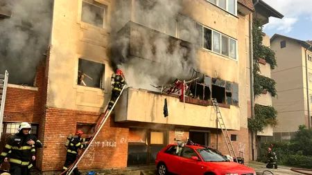 VIDEO | Explozie urmată de incendiu într-un apartament din Sibiu. Două persoane au murit, zeci de oameni au fost evacuați
