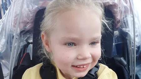 Boala rară de care suferă o fetiță din Marea Britanie i-a uluit pe medici. Afectează una din 12.000 de fete născute în fiecare an