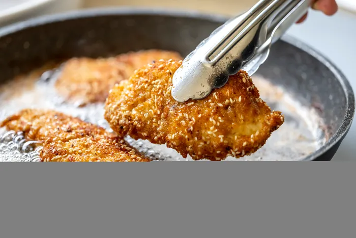 Trucul care te ajută să nu îți murdărești aragazul cu ulei, atunci când prăjești alimente. Ce trebuie să faci înainte de a găti