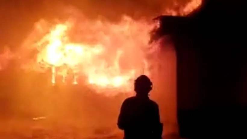 Monument istoric din Vaslui, la un pas de distrugere: Incendiu violent la o biserică veche de 400 de ani