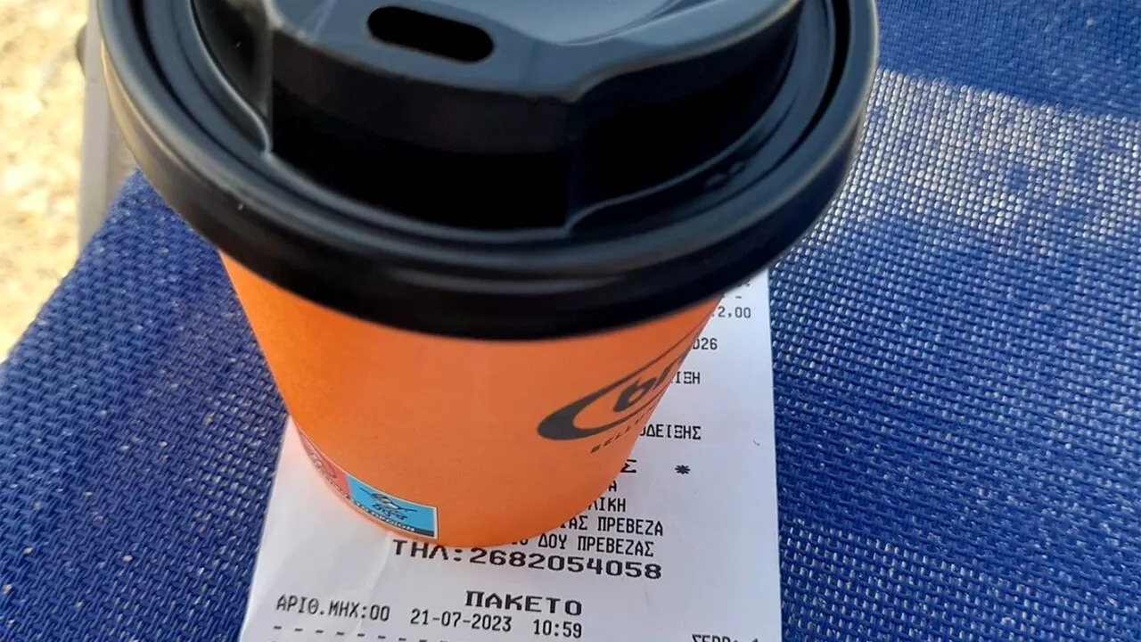 Au crezut că NU VĂD BINE nota de plată! Câți euro au plătit doi români pe două cafele, două sticle cu apă plată și două șezlonguri, în Grecia