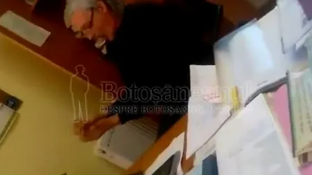 VIDEO. Un funcționar dintr-o primărie, filmat BEAT la serviciu. Motivul incredibil pentru care nu poate fi sancționat