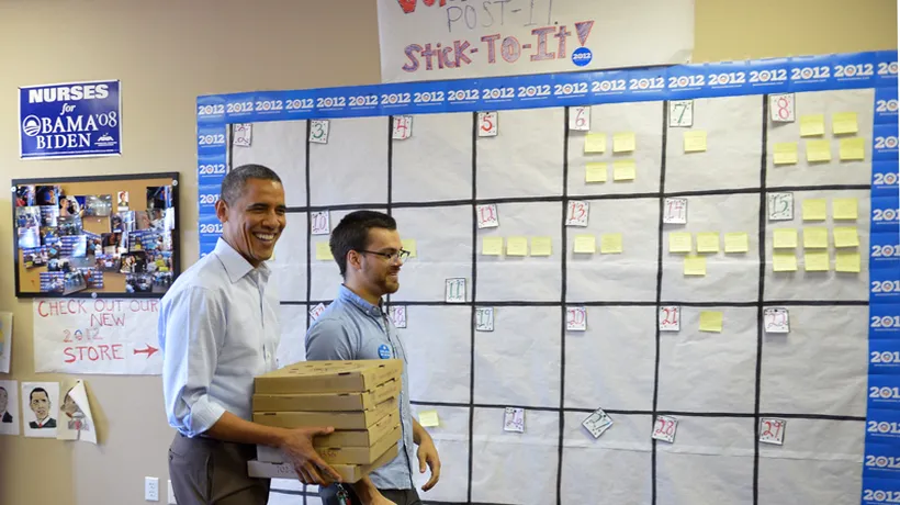 Barack Obama le duce pizza voluntarilor dintr-un birou campanie din Nevada 