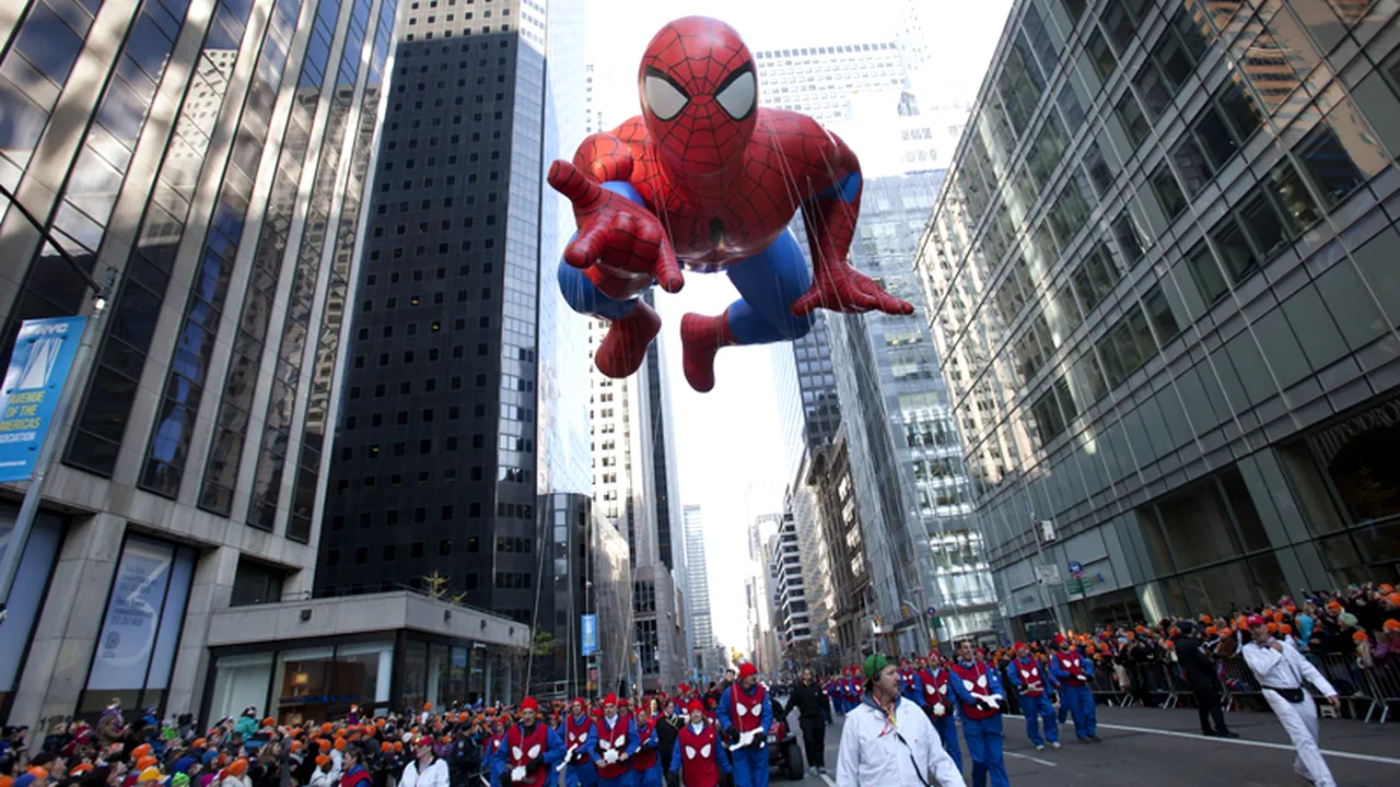 Documente confidențiale ale poliției, transformate în confetti și aruncate pe stradă. 