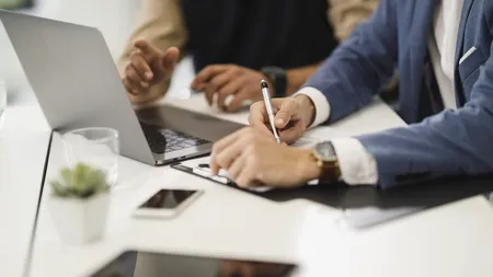 Ce PRETENȚII salariale ale tinerii care au absolvit o facultate. Impact major pe piața muncii