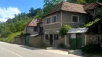 Ofertă imobiliară de neratat: Casă cu teren generos și beci cât toată locuința, la preț de garsonieră. Mai mult, te poți muta oricând în ea