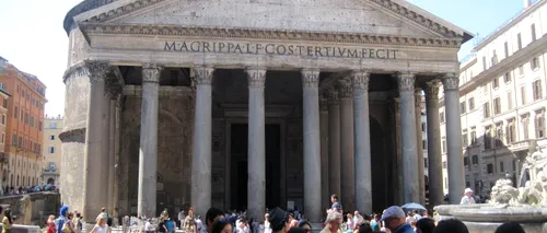 Amenzi de până la 500 de euro pentru persoanele care mănâncă în centrul istoric al Romei
