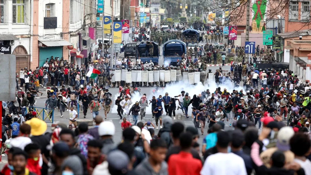 Protestatarii Gen Z din Madagascar nu renunță. Ei cer ca președintele să PLECE din funcție, deși acesta a demis deja Guvernul