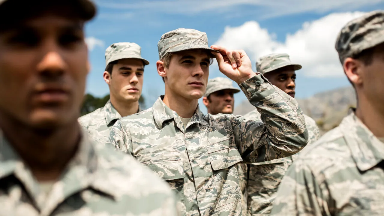 Țara europeană, membră NATO, care propune stagiul militar obligatoriu: 